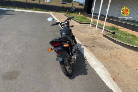 Moto preta estacionada