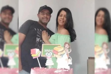 Imagem colorida mostra casal abraçado