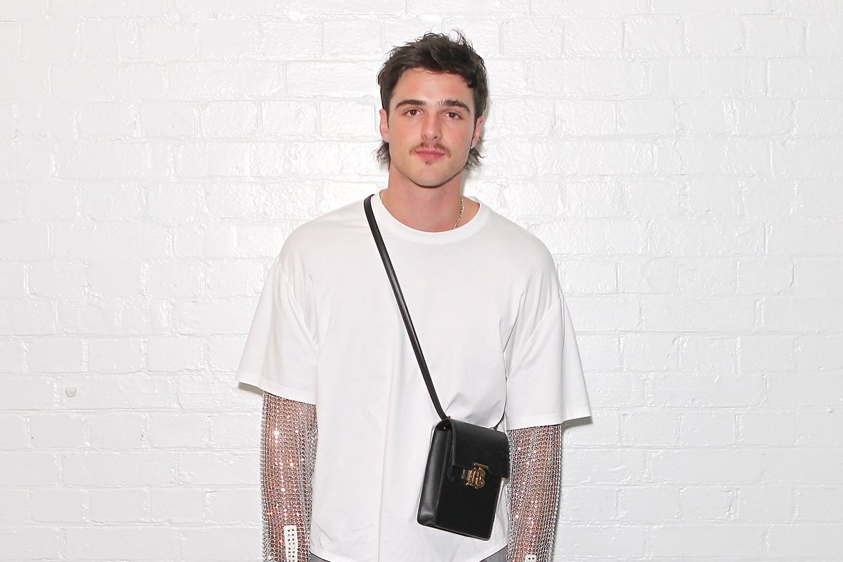 Ator Jacob Elordi usando camiseta branca e bolsa preta com alça transpassada - Metrópoles