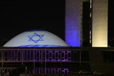 Cúpula do Senado acesa em homenagem a Israel, após conflito com Palestina