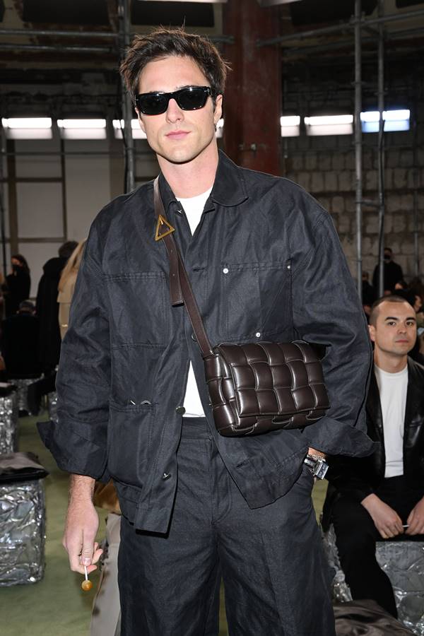 Jacob Elordi está entre os homens que usam bolsas Ator Jacob Elordi usando óculos escuros e bolsa preta com alça transpassada - Metrópoles