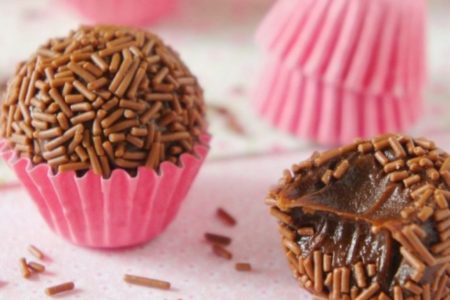 Brigadeiro em forminha rosa e outro mordido