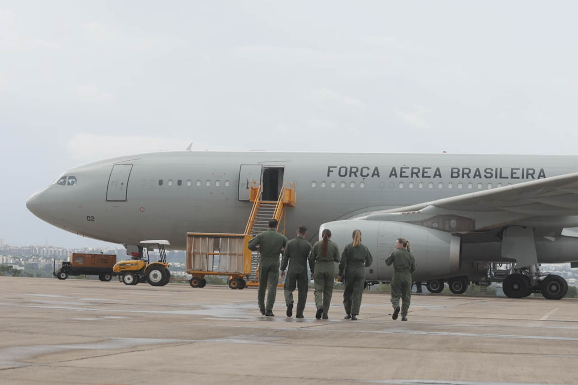 Equipe de saúde da FAB, composta por dois médicos, dois enfermeiros e uma psicóloga, caminham para o avião da FAB - Metrópoles