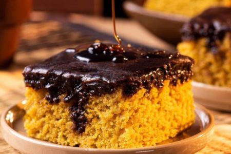 Bolo de cenoura fofinho com cobertura de chocolate