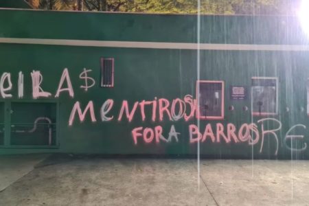 Imagem mostra muro com pichações - Metrópoles