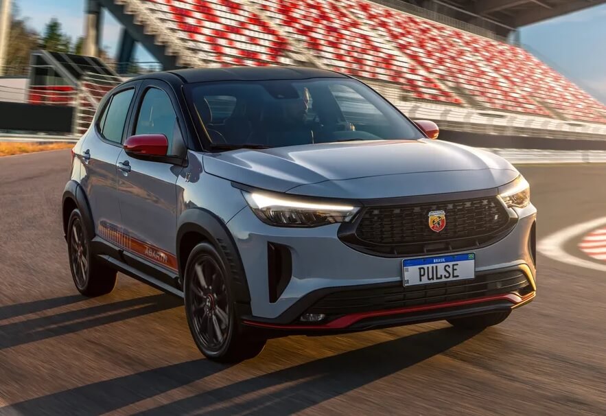 O carro de modelo Pulse Abarth, da Fiat, em peça publicitária gravada em autódromo