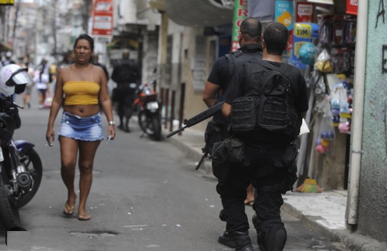 PF e Polícia Civil comercio Maré