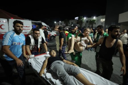 Imagem colorida mostra Dezenas de pessoas feridas por um ataque aéreo israelense na mesquita Ahmed Yassin, no campo Al-Shati, na Faixa de Gaza, chegam ao Hospital Al-Shifa - Metrópoles