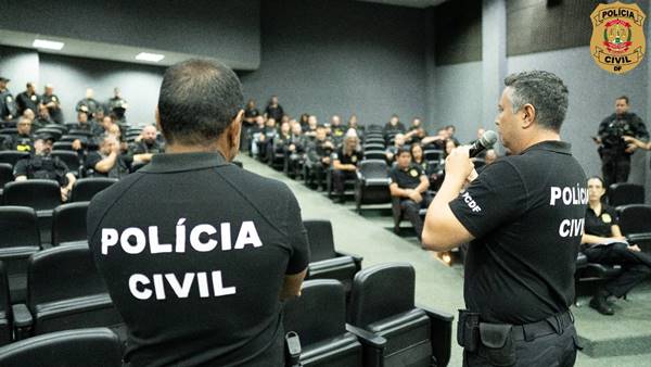 Policiais cumprem 10 mandados de busca