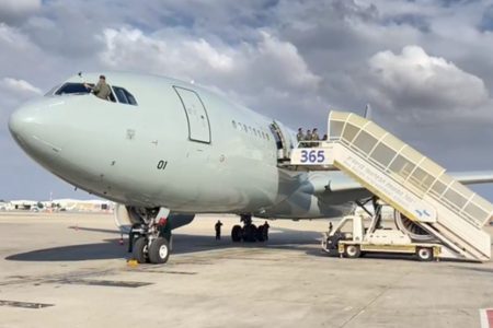 Imagem colorida mostra Avião aterrisa em Tel Aviv para buscar brasileiros após ataques do Hamas - Metrópoles