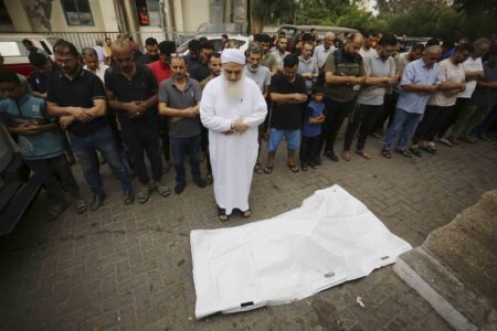 Oração fúnebre durante a cerimônia para palestinos que foram mortos em ataques aéreos israelenses na Faixa de Gaza - Metrópoles