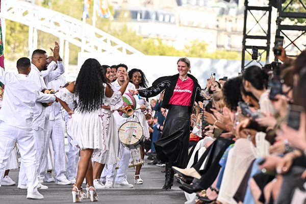 Na imagem com cor, modelos desfilam durante a Semana de Moda de Paris - Metrópoles