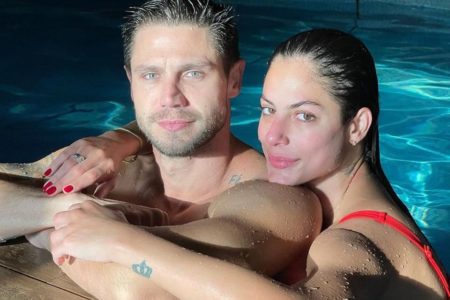 Mari Gonzalez e o noivo Jonas Sulzbach posam em uma piscina - Metrópoles