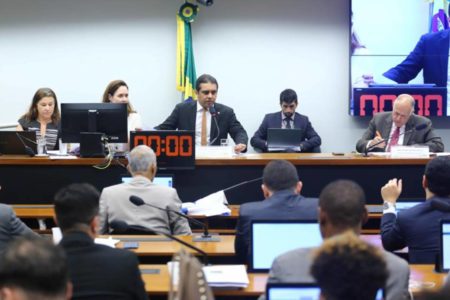 imagem colorida mostra deputados em comissão da câmara dos deputados - Metrópoles