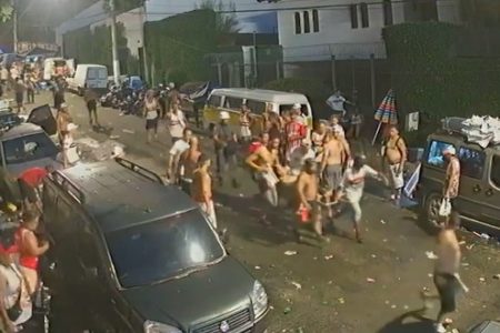 Imagem colorida mostra torcedores carregando são-paulino em escada após ele levar um tiro de "bean bag" da Polícia Militar depois da final da Copa do Brasil - Metrópoles