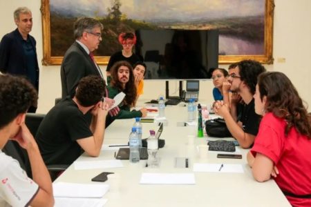 imagem colorida mostra encontro entre reitor da usp e comissão de alunos - metrópoles