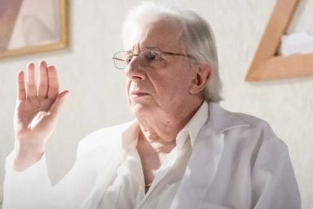 Homem branco com cabelo grisalho e roupa branca - Metrópoles