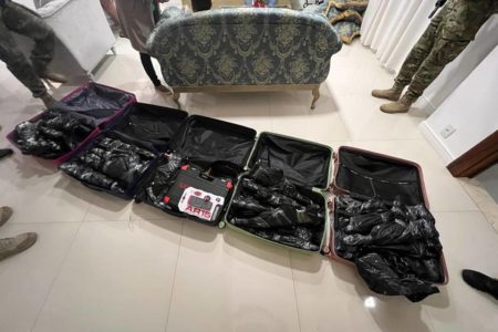 Imagem colorida mostra resultado de apreensão por agentes da PF em mansão do Rio de Janeiro - Metrópoles