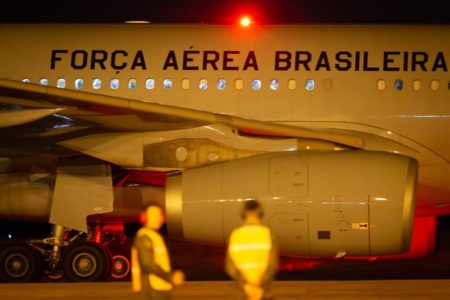 Repatriados de Israel estendem bandeira do Brasil ao chegarem a Brasília - Metrópoles