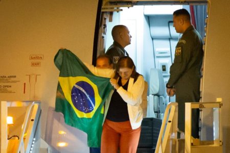 Primeira a descer do avião vindo de Israel com repatriados do Brasil