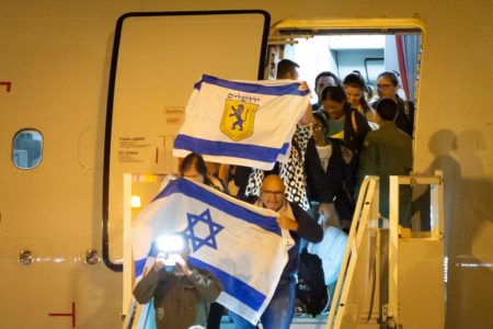 Repatriados estendem bandeira de Israel ao chegarem a Brasília - Metrópoles