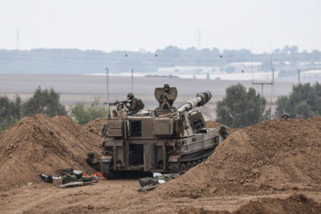 Soldados israelenses em um tanque são vistos perto da fronteira Israel-Gaza