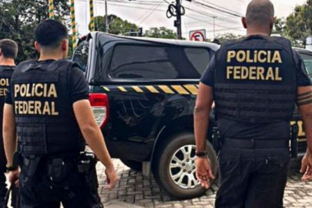 Foto colorida mostra agentes da Polícia Federal