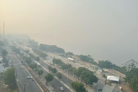 Manaus acorda imersa em "neblinas"