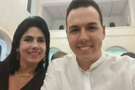 Imagem colorida mostra Fernanda Silva Bim, uma mulher branca vestida de preto, e o filho Maurício Silva Ferreira, um homem branco vestido com uma camisa branca e sorrindo; morte dos dois é investigada pela polícia - Metrópoles