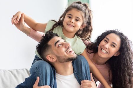 dia das crianças família reunida mãe, pai e filha sorridentes