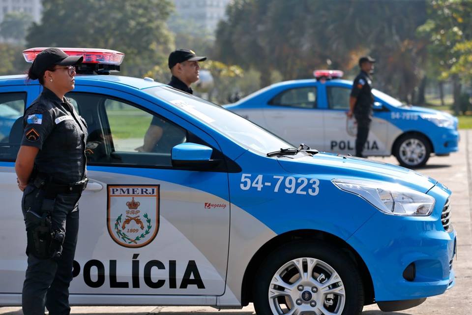 Foto colorida do carro da Polícia Militar do Rio de Janeiro - Metrópoles traficantes