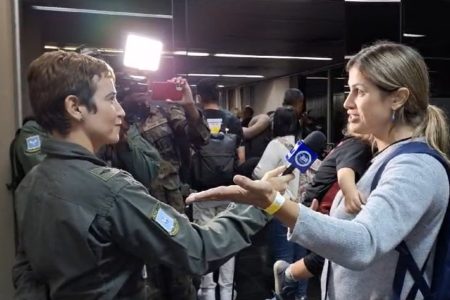 Imagem colorida da brasileira Carolina Rizzo, que desembarcou no vôo desta madrugada - Metrópoles