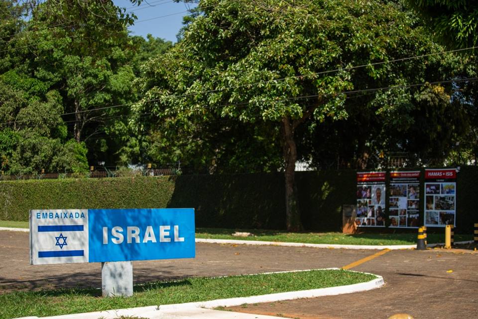 Imagem colorida mostra parte da frente da embaixada do Israel - Metrópoles