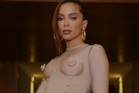 Anitta posa com look escolhido para entrevista à Blogueirinha - Metrópoles