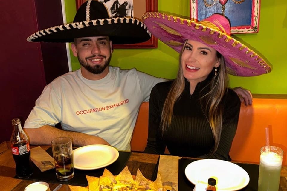 Andressa Urach e o namorado, Sergio Carvalho, posam juntos em um restaurante mexicano - Metrópoles