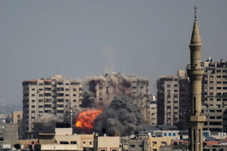 Uma explosão em uma torre residencial causada por ataques israelenses no norte da Faixa de Gaza em 12 de outubro de 2023 na Cidade de Gaza, Gaza