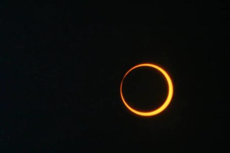Imagem colorida mostra eclipse anular registrado em maio de 2012 - Metrópoles