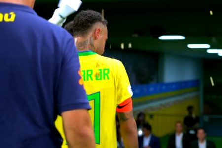 Imagem mostra jogador Neymar sendo atingido por objeto - Metrópoles