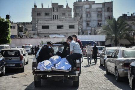 Imagem colorida mostra Palestinos comparecem à cerimônia fúnebre dos palestinos que morreram durante os ataques aéreos de Israel a Gaza - Metrópoles