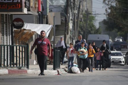 Imagem colorida mostra Palestinos saem da Cidade de Gaza após aviso de Israel de que cidadãos civis devem deixar a região em 24 horas - Metrópoles