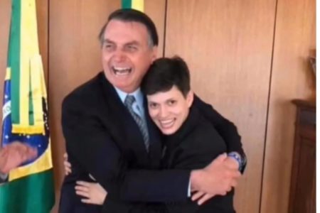 Imagem colorida mostra Bolsonaro e Karol Eller - Metrópoles