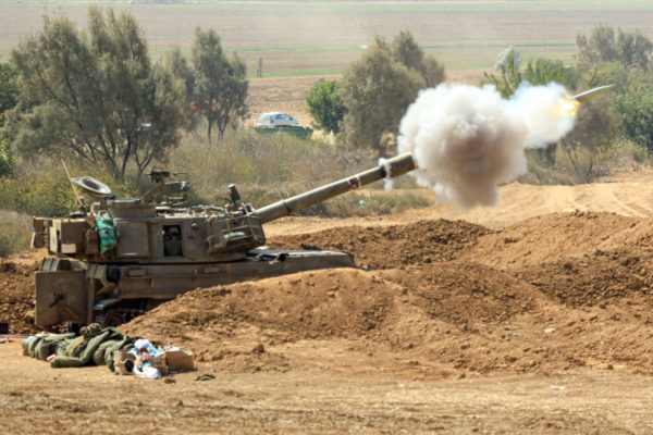 A fumaça sobe enquanto unidades de artilharia israelenses estacionadas na zona militar lançam ataques durante o 7º dia de confrontos em Sderot, Israel, em 13 de outubro de 2023