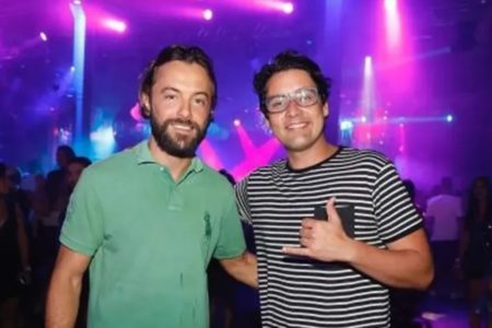 Kayky Brito e Bruno de Luca juntos e abraçados - Metrópoles