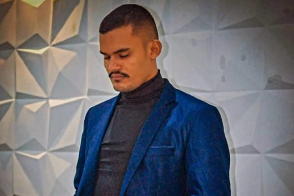 Homem de terno azul