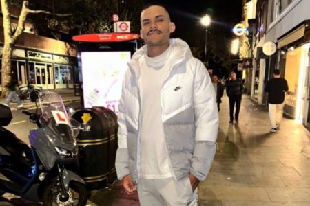 Homem de casaco branco