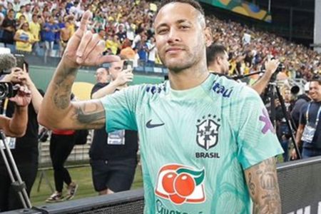 Neymar posa com a camisa da Seleção Brasileira - Metrópoles