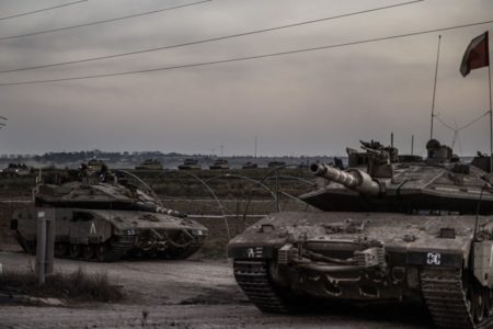 Imagem colorida mostra tanques do exército de Israel posicionados em região próxima à Faixa de Gaza - metrópoles