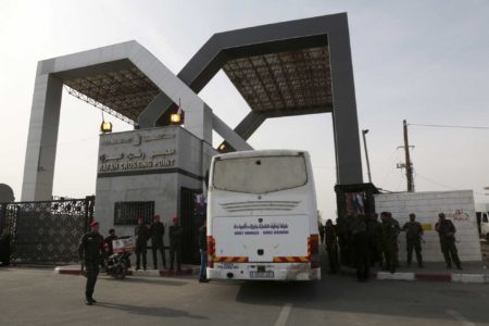 Ônibus esperando para cruzar os portões da passagem fronteiriça de Rafah com o Egito, no sul da Faixa de Gaza - Metrópoles