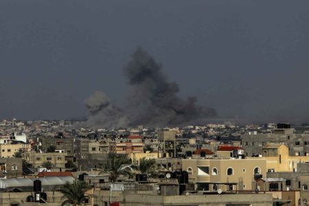 Edifícios destruídos após os ataques aéreos israelenses em Rafah em Gaza Brasil condena Hamas - Metrópoles