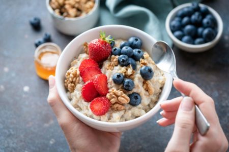 bowl com frutas, aveia e nozes